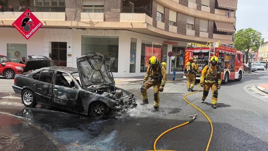 Los bomberos sofocan un incendio en un turismo en una calle de Novelda