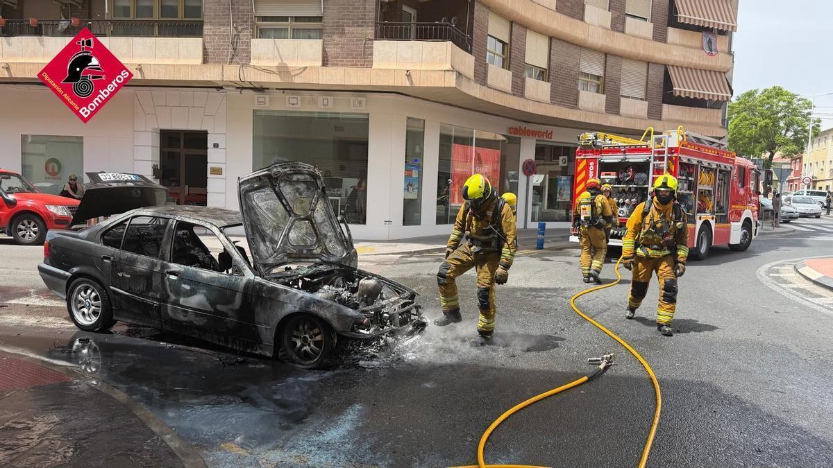 Los bomberos sofocan un incendio en un turismo en una calle de Novelda
