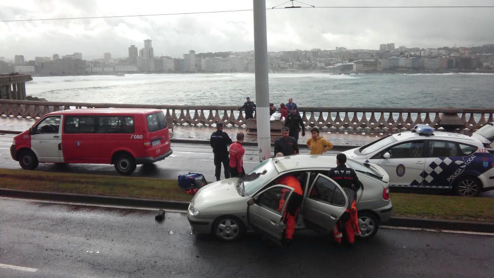 En el siniestro ocurrido esta mañana el vehículo se salió de la vía y terminó subido a la mediana.