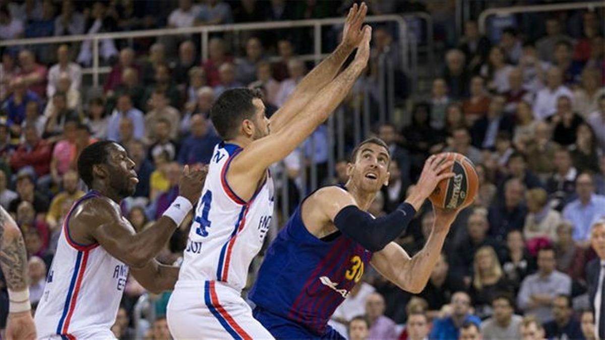 El Barça Lassa, al borde del KO tras perder contra el Efes en el Palau