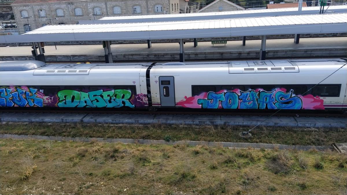 Grafitis y pintadas en el tren Avril.
