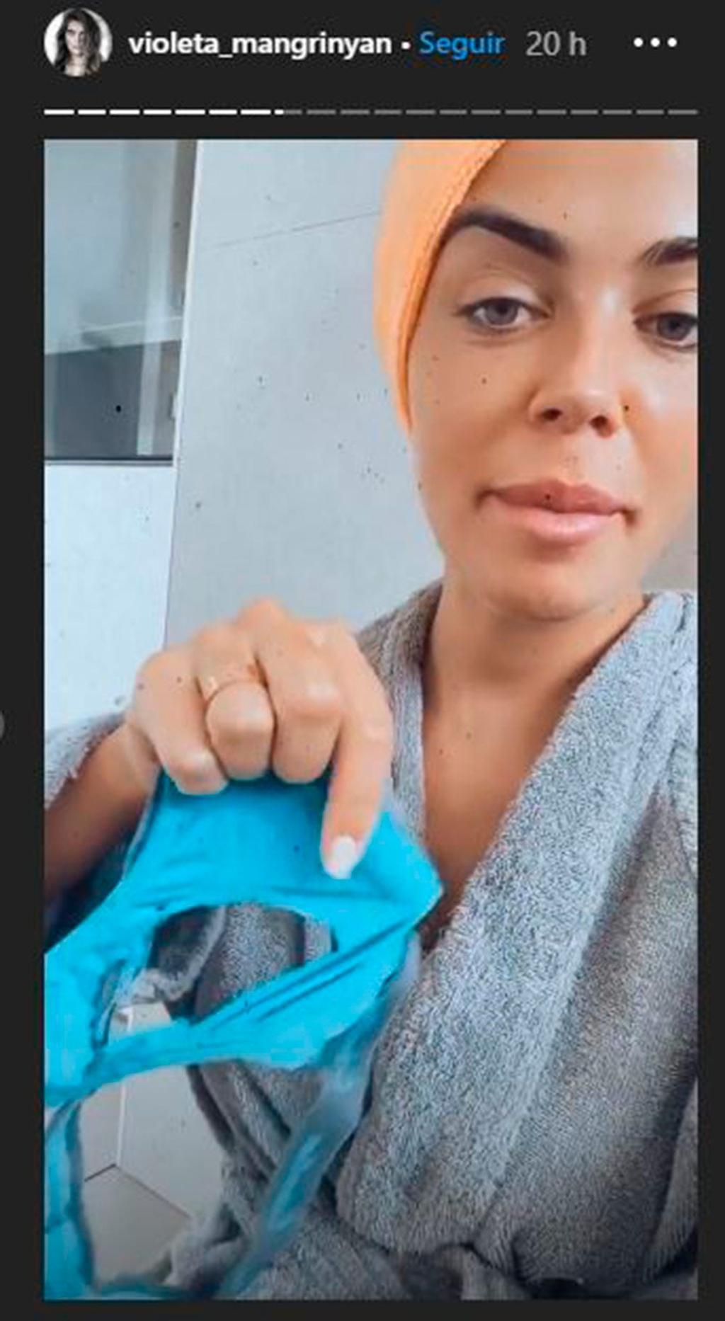 Violeta enseña el tanga roto.