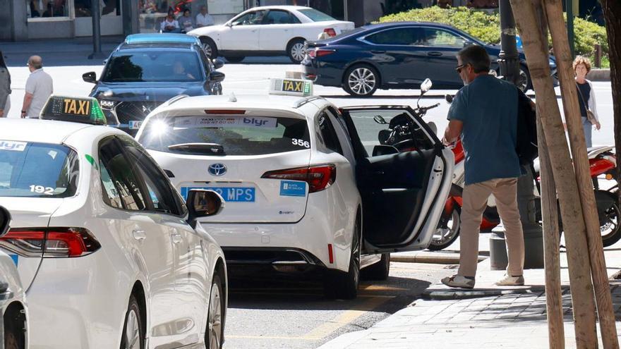 Radio Taxi Vigo traspasa toda su clientela a otra operadora por falta de liquidez y «para contener las deudas» con sus abonados