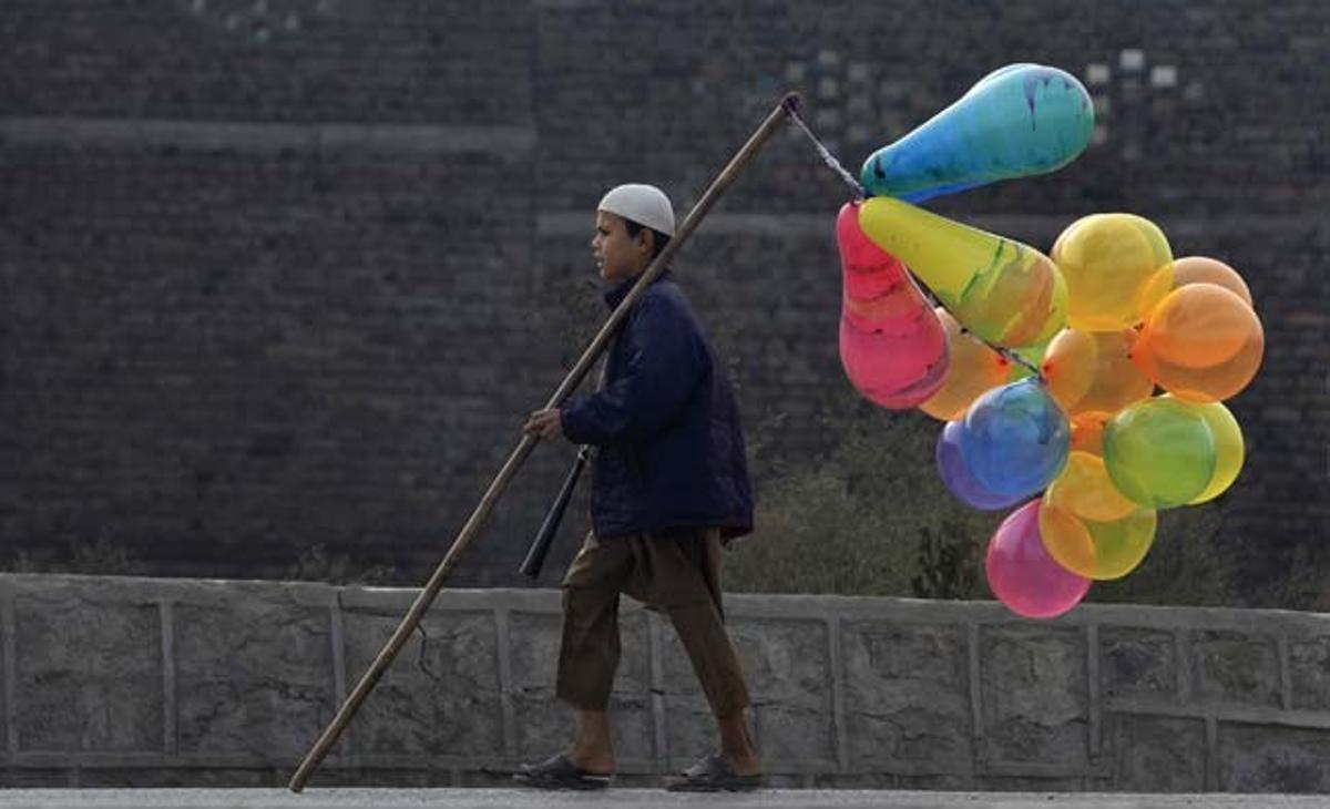 Un niño vende globos en las calles de Rawalpindi (Pakistán).