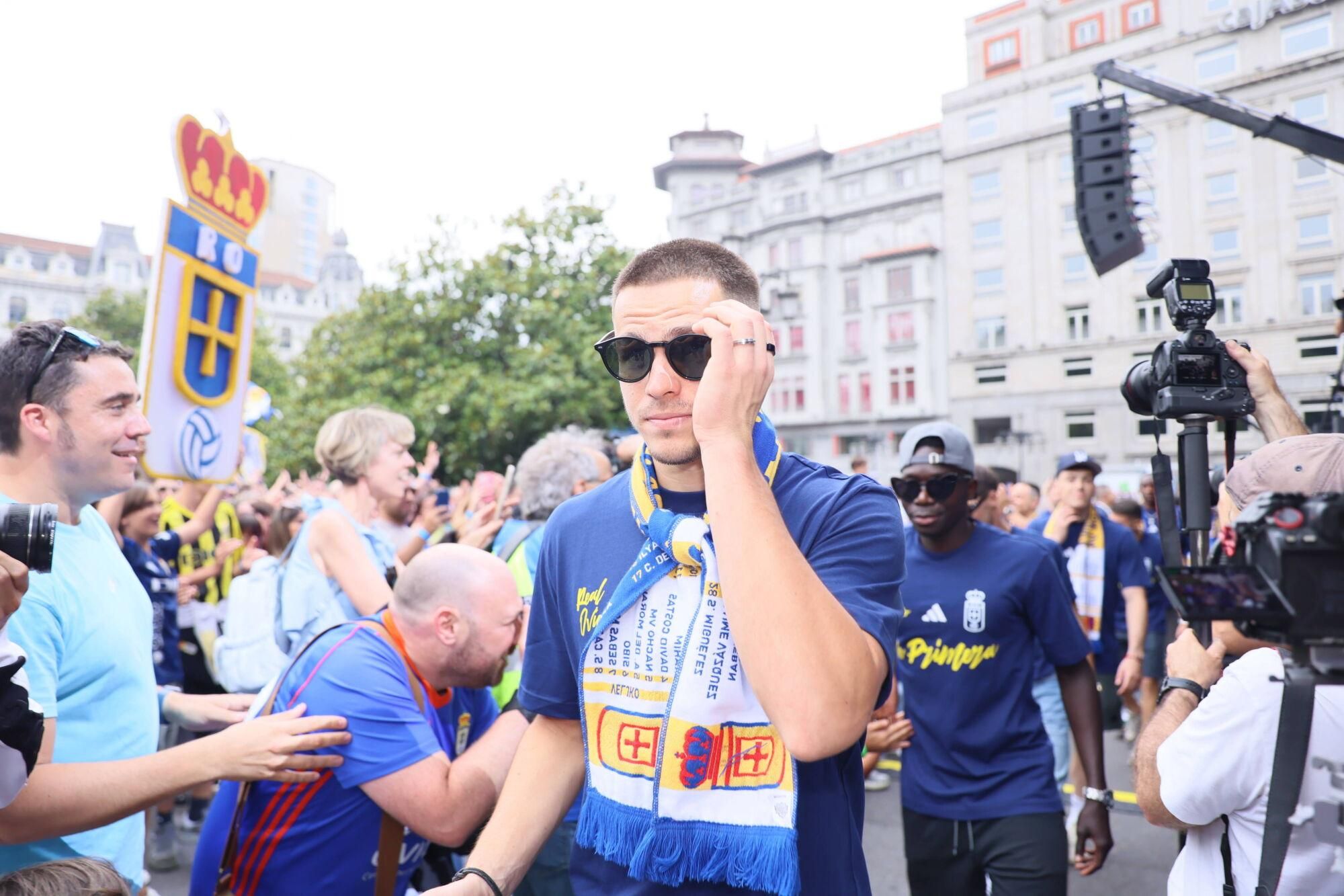 Locura azul en las calles de Oviedo para celebrar el ascenso del equipo a Primera División