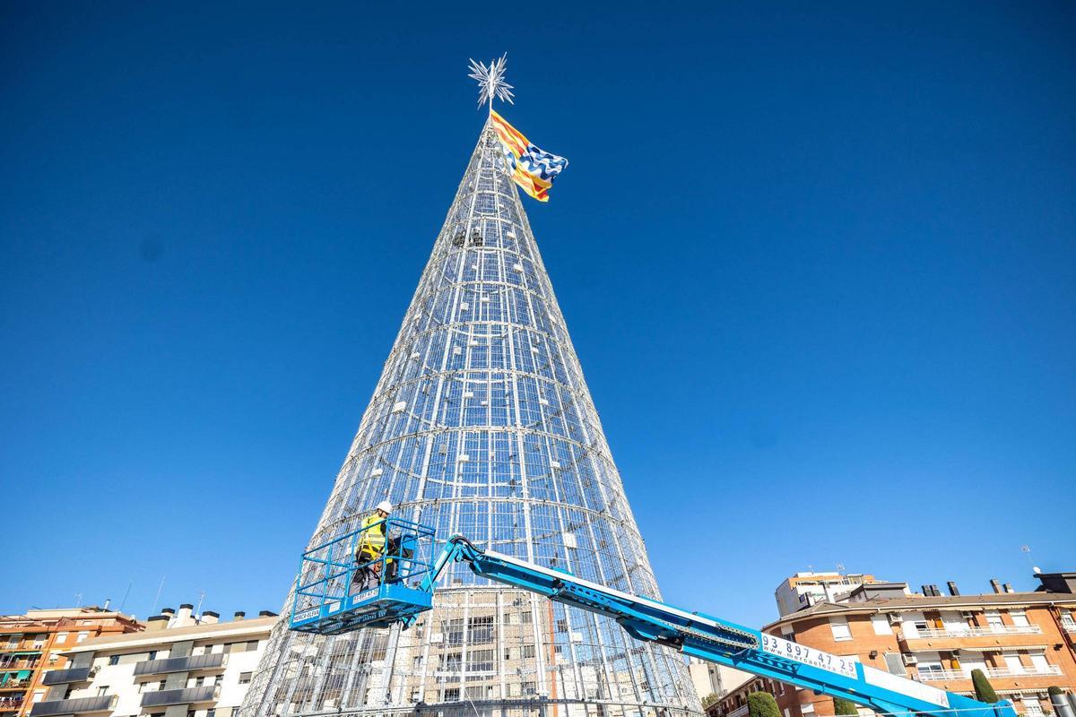 Badalona ya tiene el árbol de Navidad más alto de España