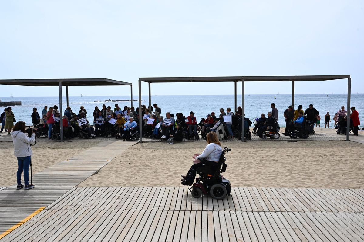 Protesta por el retraso en el baño asistido en las playas de Barcelona