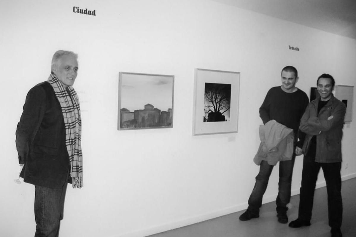 Tres traviesos trasgos. Con el pintor Miguel Galano y el fotógrafo José Ferrero, en la inauguración en el Museo Barjola de Gijón de la exposición «Las horas grises. Tres miradas» (2006), en la que ofrecemos, alrededor de una sucesión de lemas, la imagen pictórica, fotográfica y poética.