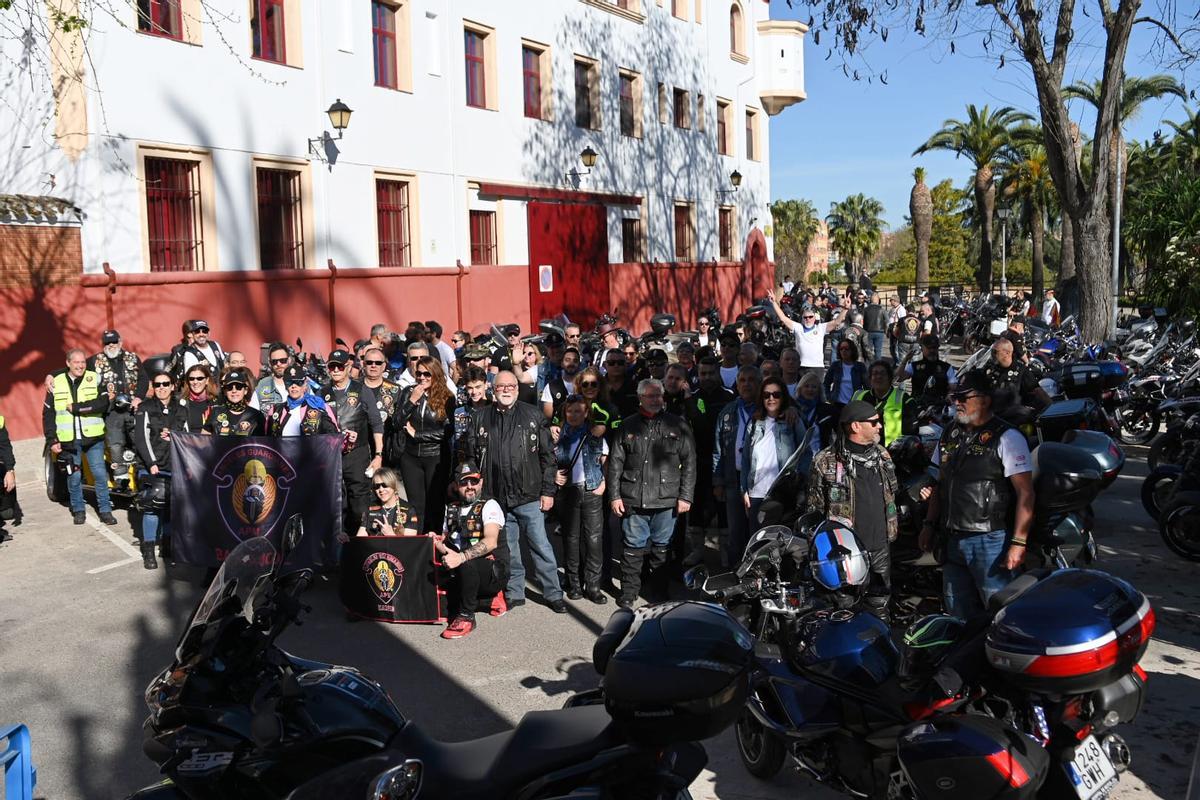 El grupo aparcó las motos para recorrer a pie el Casco Antiguo.