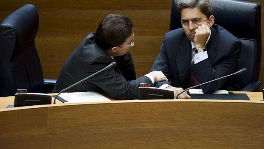 El conseller Serafín Castellano charla con el vicepresidente Vicente Rambla durante el pleno de las Cortes celebrado ayer.