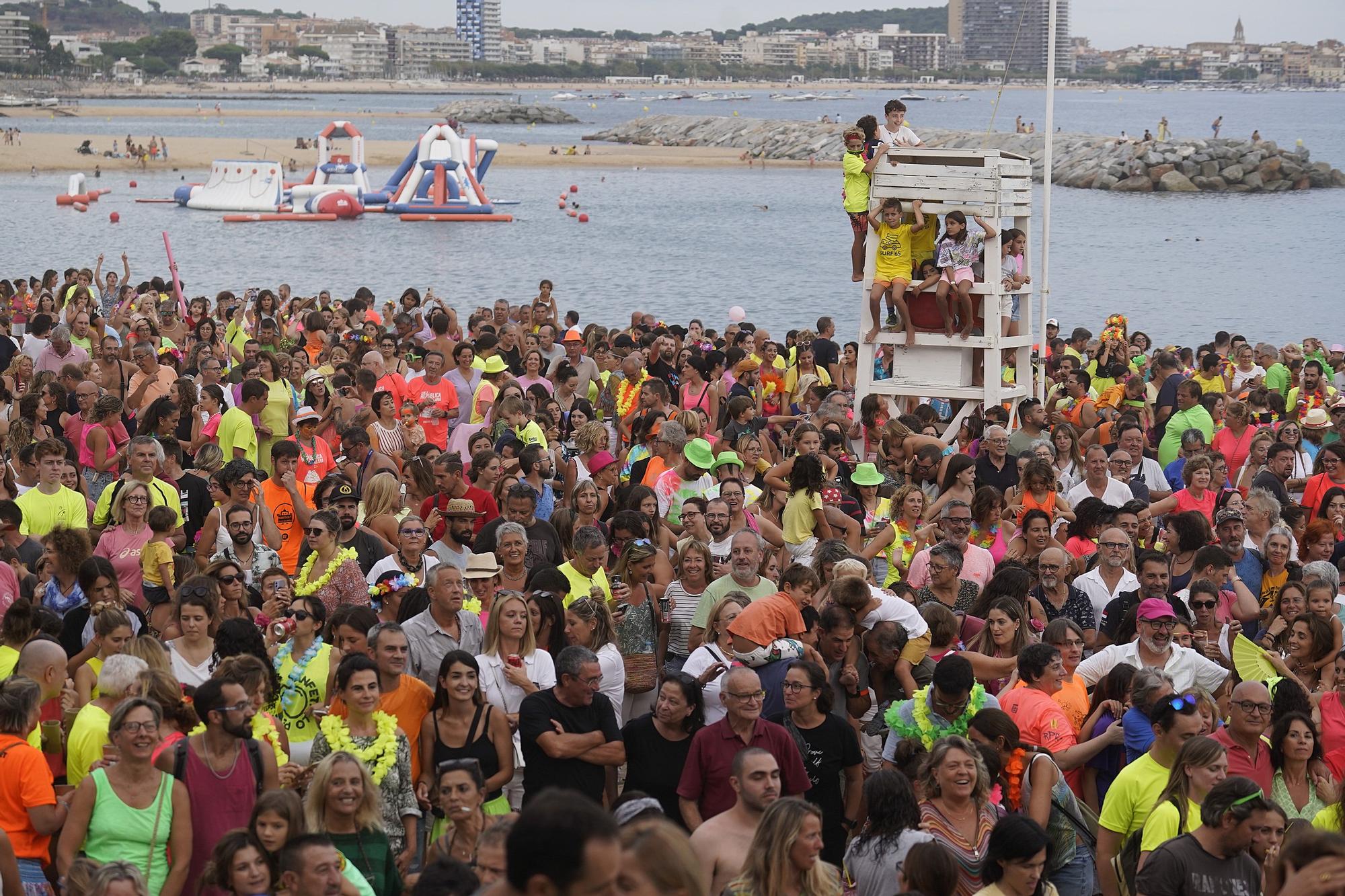 Milers de persones revolucionen Sant Antoni amb la Diverbeach