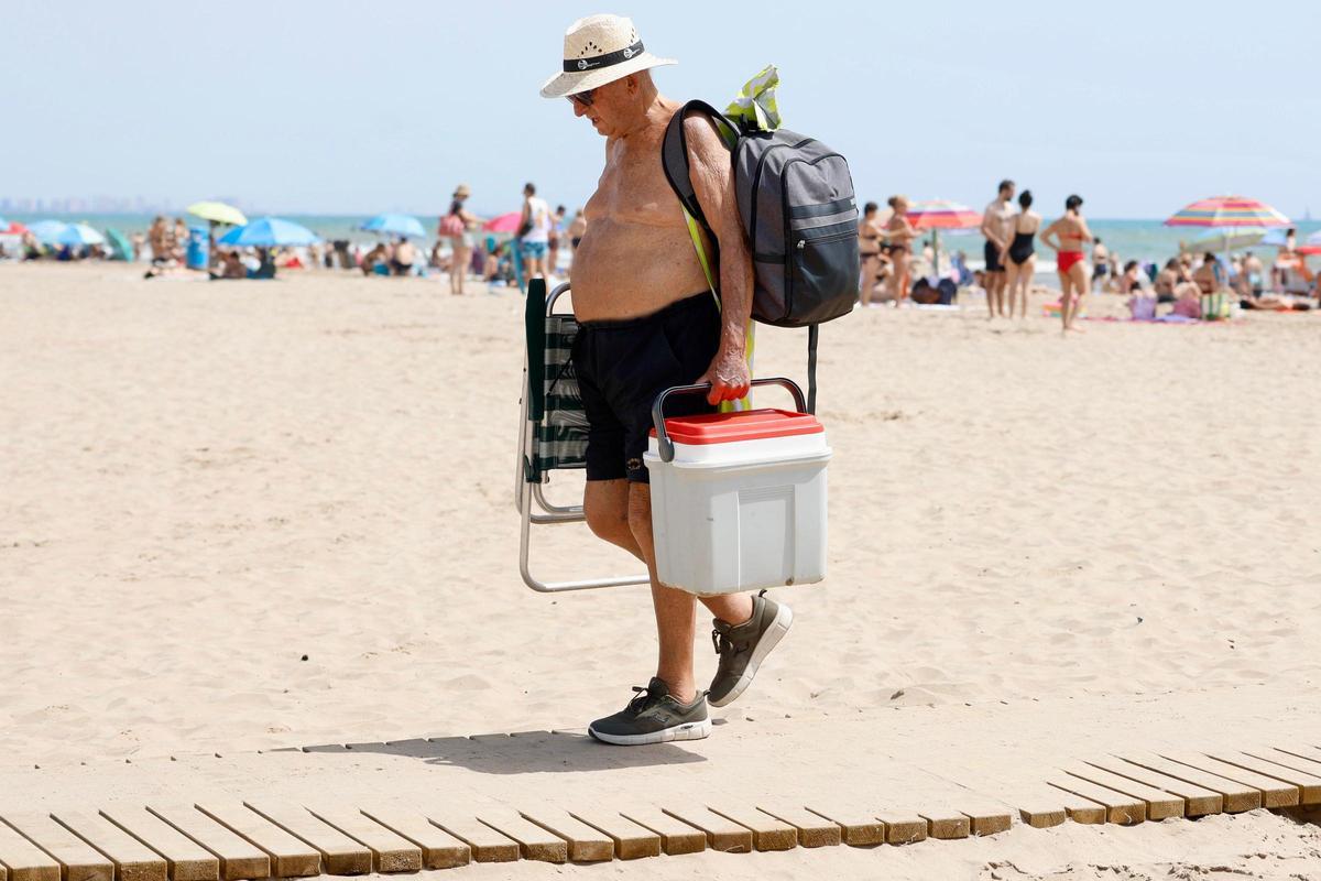 Las playas de València se llenan ante las altas temperaturas