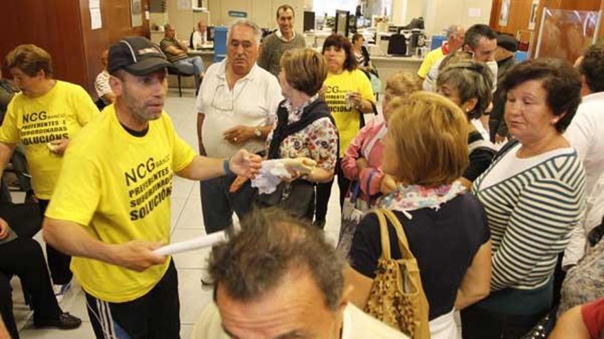 Afectados muestran los simbólicos bocatas de chorizo.  // C. Giménez