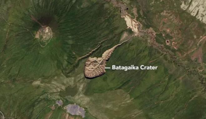 El cráter Batagay es una enorme depresión en el permafrost en el norte de Yakutia, en Rusia.