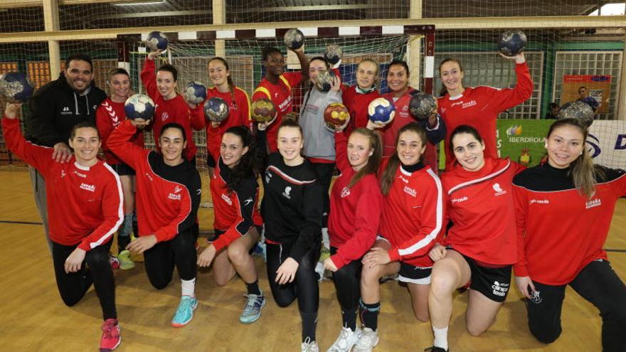 Las jugadoras del Club Balonmano Elche junto a su entrenador Joaquín Rocamora, en un entrenamiento de esta semana