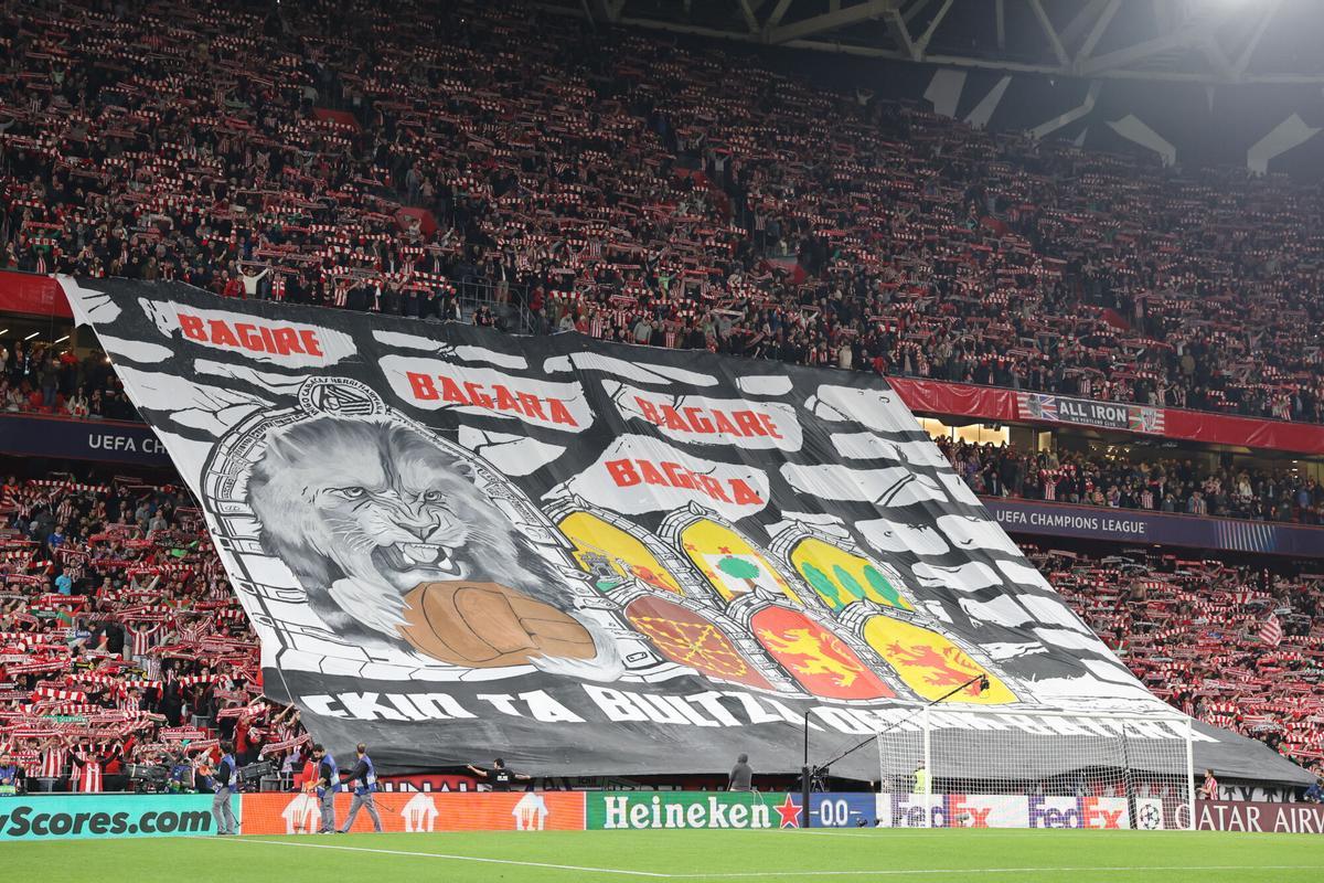 La grada de animación de San Mamés en un partido de Champions.