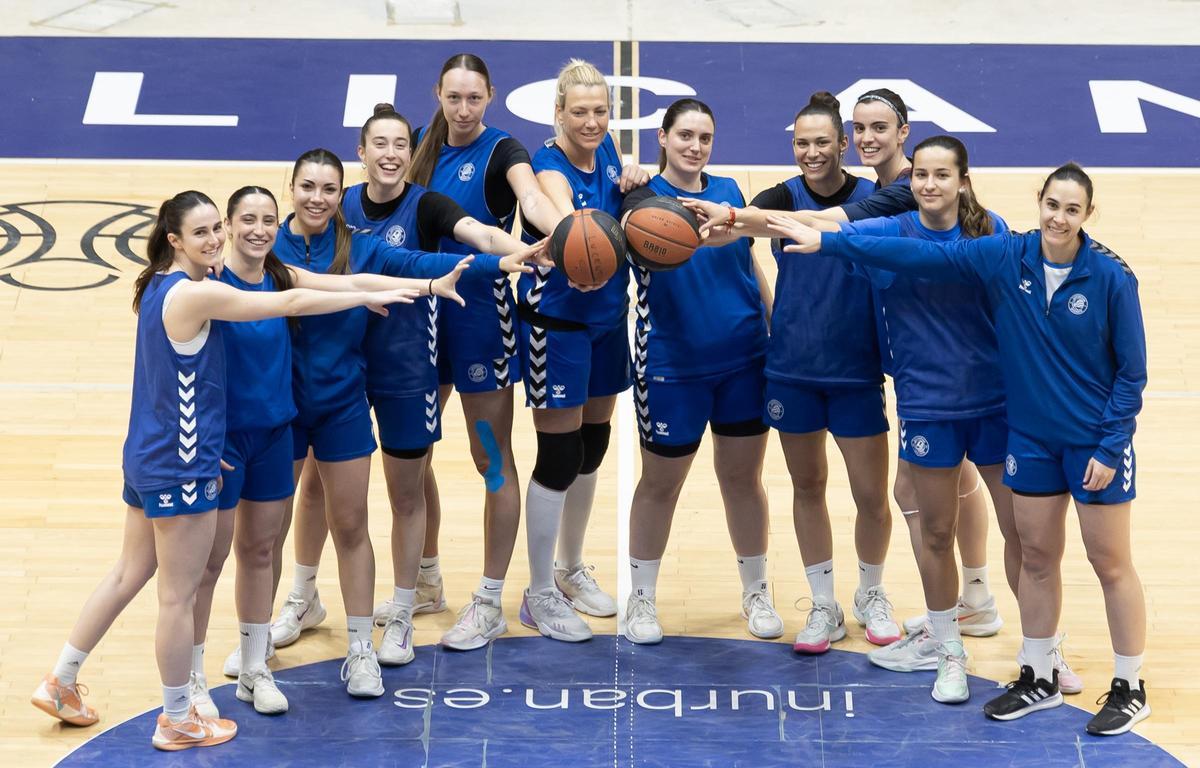 La plantilla del Lucentum posa durante el reportaje fotográfico con INFORMACIÓN.