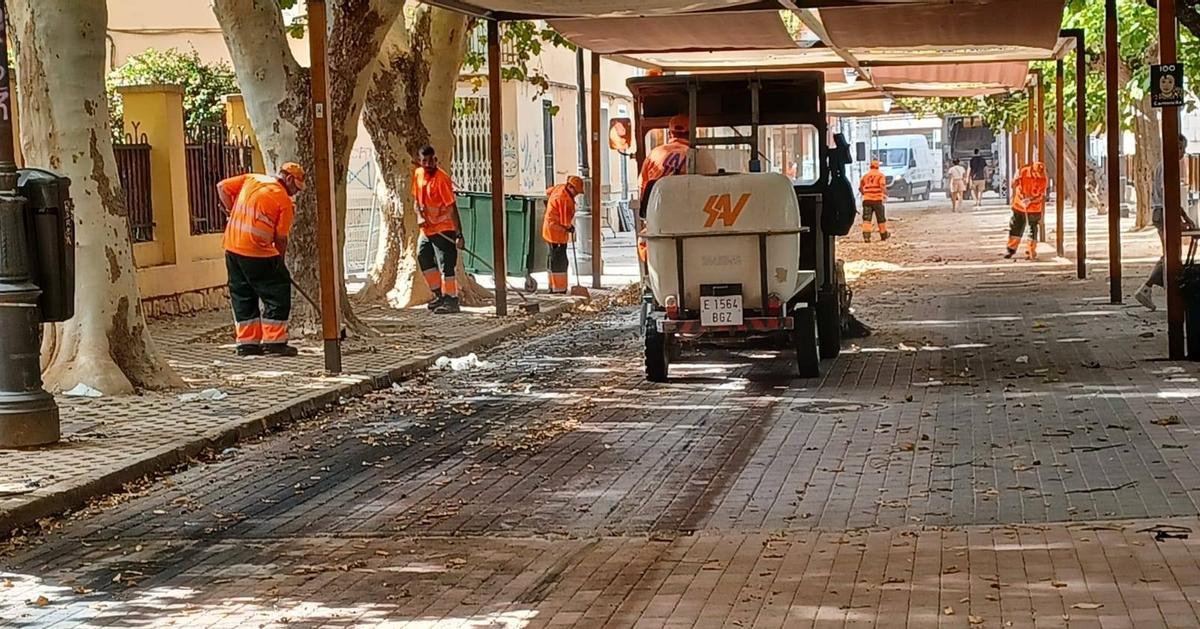Trabajadores del servicio de limpieza actual en una imagen de archivo.