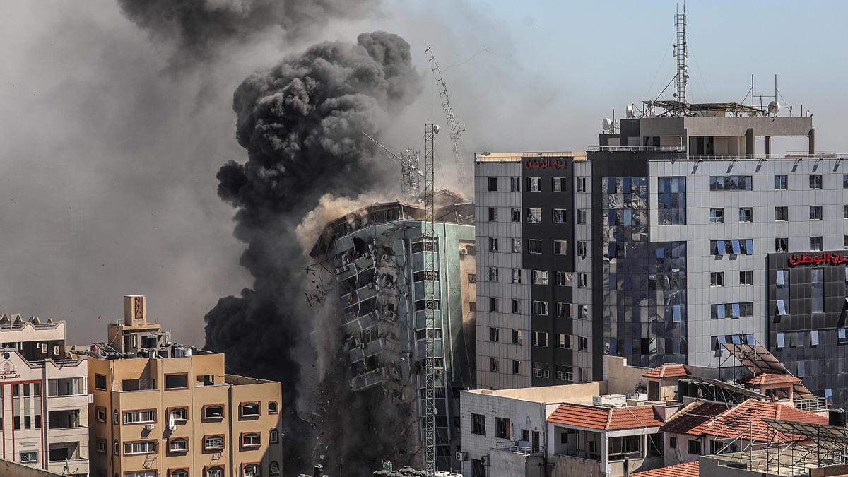 Una columna de humo asciende de la torre de prensa bombardeada en Gaza.