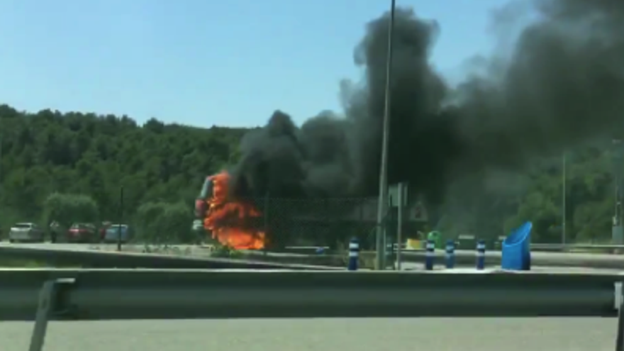 Imatge del camió cremant aquest dimarts al migdia a la gasolinera del Bruc