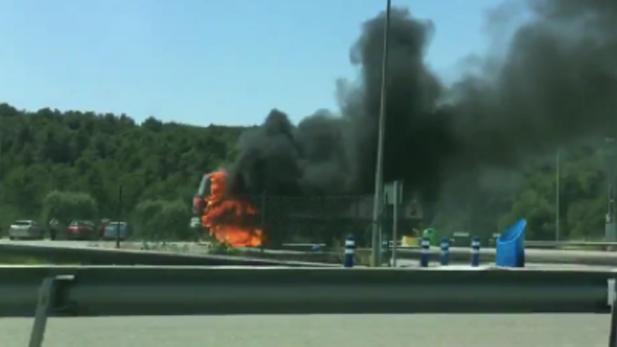 Cremen dos camions a l&#039;A-2 en 13 hores de diferència