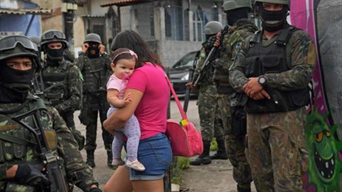 Militarización 8Patrulla militar en Vila Kennedy, una favela de Río de Janeiro, el pasado viernes.