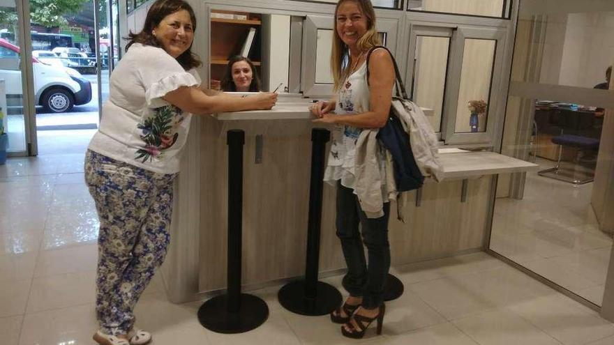 La edil Natividad Álvarez, con las trabajadoras Sara Menéndez y Nancy Fonseca, en la nueva sede.