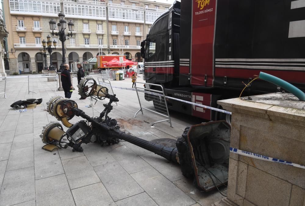 Un camión derriba una de las farolas de María Pita