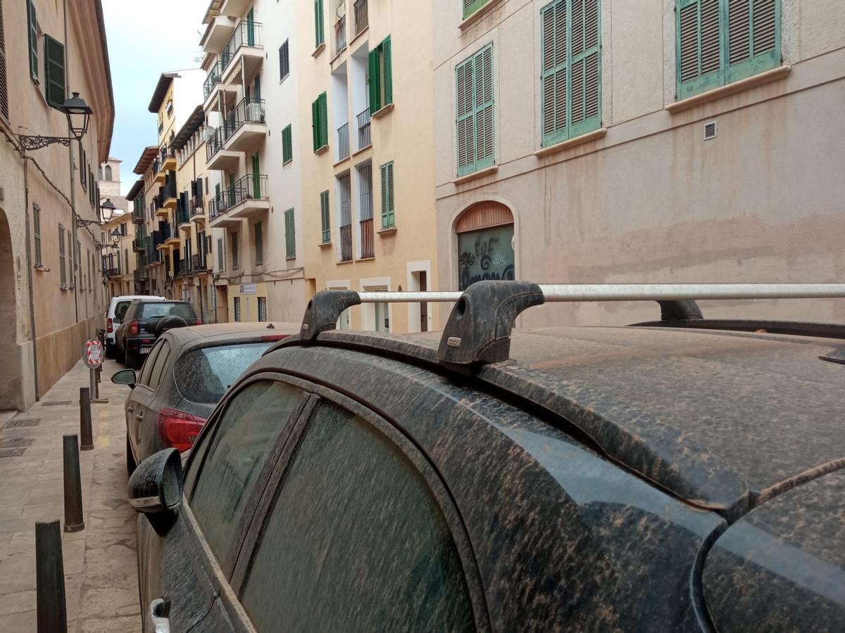Vehículos con lluvia de barro en Palma