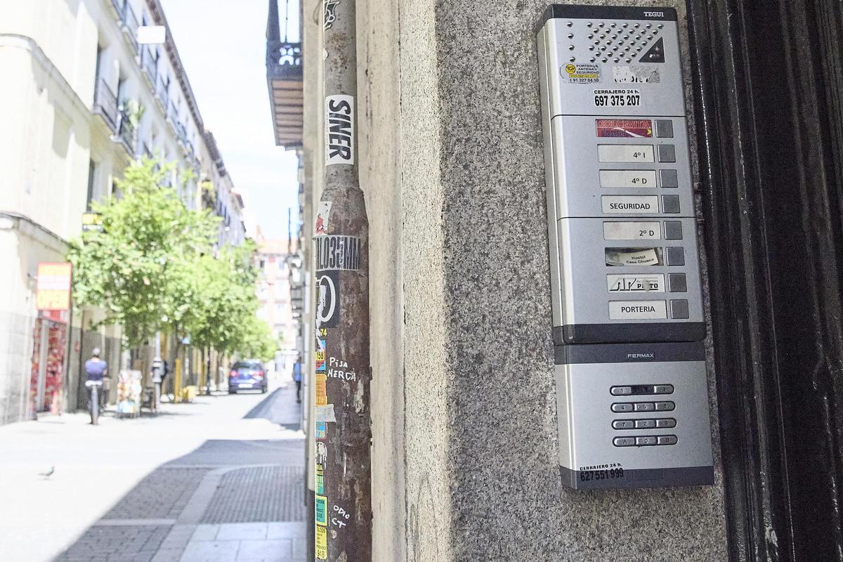 Archivo - Exterior de un piso turístico en el centro de Madrid tras el anuncio del ministerio de Consumo de bloquear casi 66.000 anuncios ilegales, a 19 de mayo de 2025, en Madrid (España)