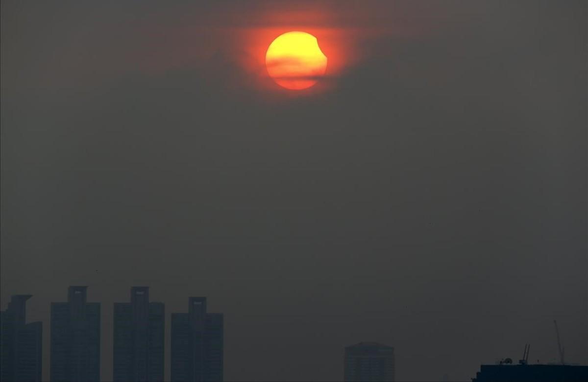 Eclipse solar parcial visto desde Bangkok, Tailandia, el 9 de marzo de 2016. 