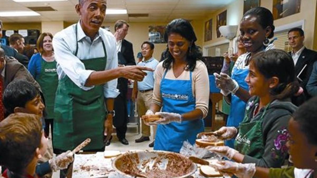 Obama, en un comedor para desfavorecidos en Washington, ayer.