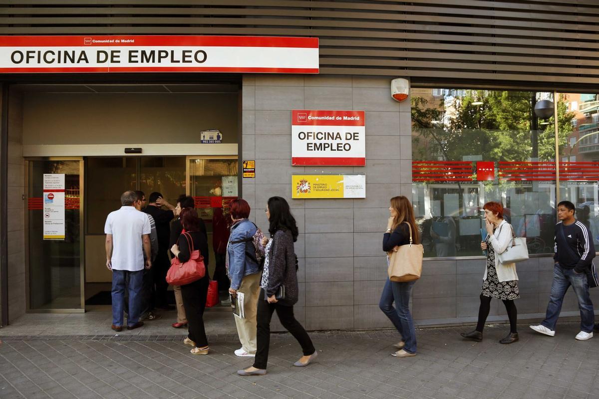 Imagen de archivo de largas colas de desempleados en una oficina del empleo del SEPE para sellar el paro.