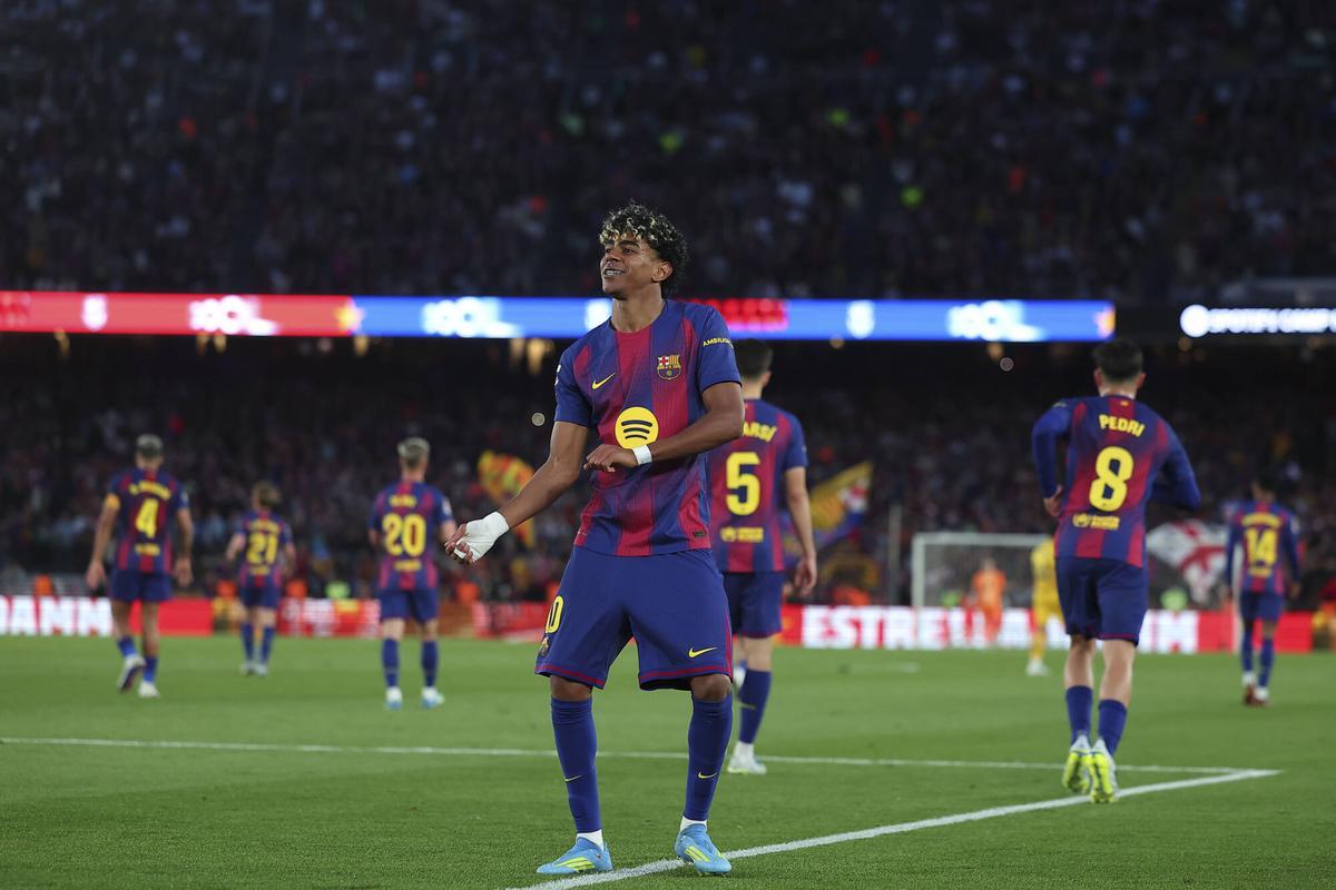 Lamine Yamal celebra su gol, el tercero del Barça.