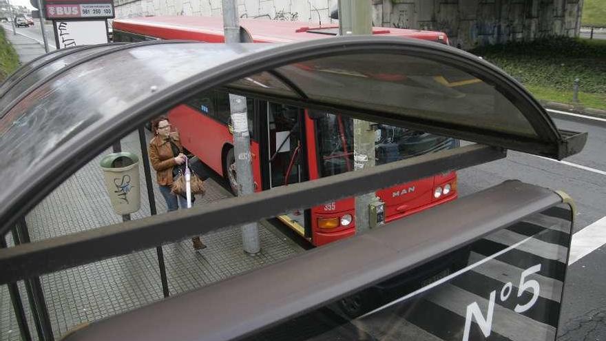 Un bus urbano de A Coruña, en una parada de A Pasaxe.