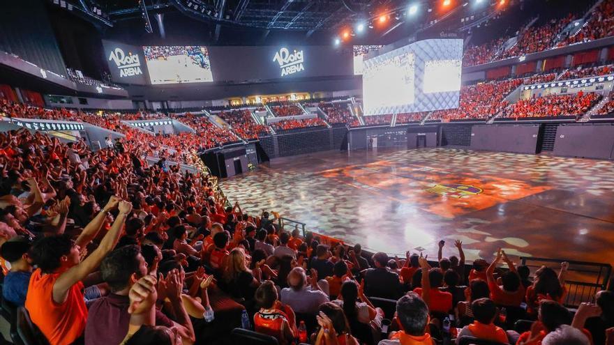 La afición del Valencia Basket anima desde el Roig Arena