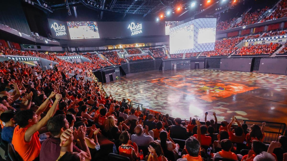 La afición del Valencia Basket anima desde el Roig Arena
