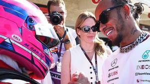 Marta García, campeona de la F1 Academy, celebra su título con Lewis Hamilton.