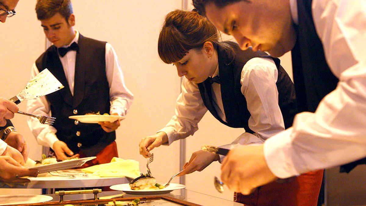 Jóvenes trabajando en hostelería.