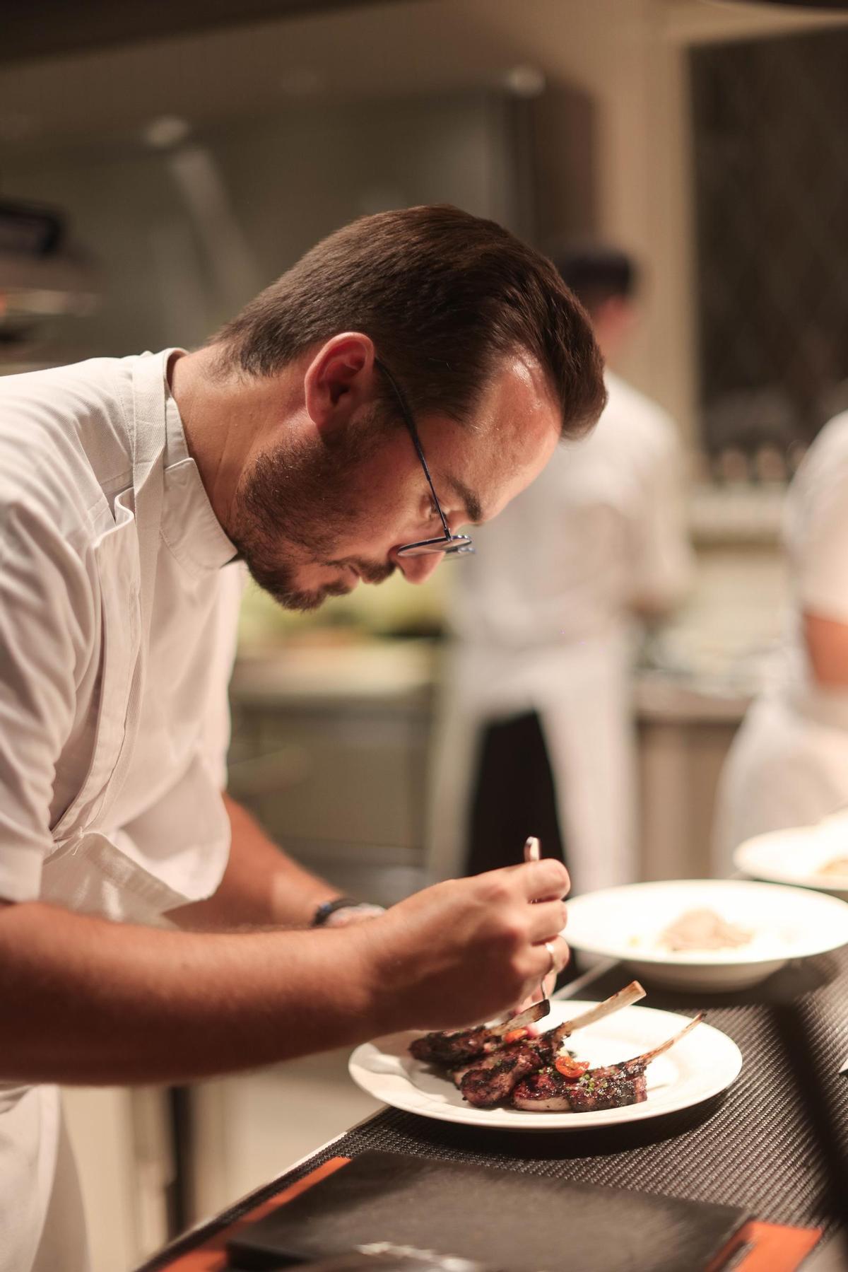 Chef Yiannis Kioroglou en La Petite Maison Cannes y ahora en Puente Romano.