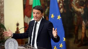 Renzi anuncia compungido su dimisión tras los resultados del referéndum, en el Palazzo Chigi, en Roma, en la madrugada de este lunes.
