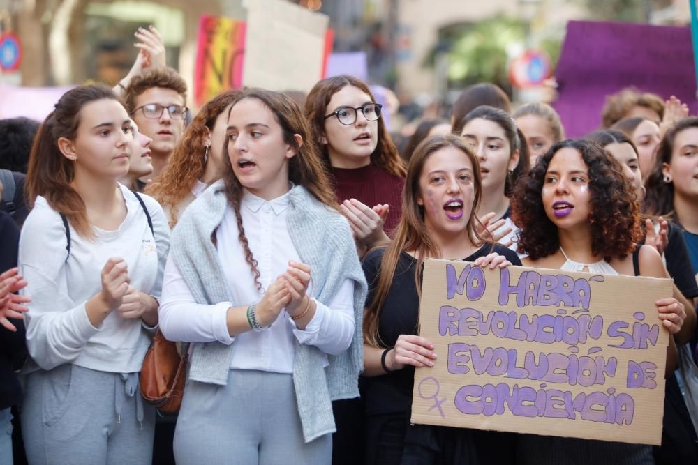 Un millar de estudiantes protestan en Palma por el machismo