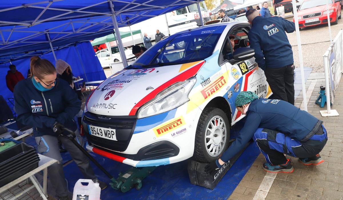 Dos de las mecánicas en prácticas, trabajando con un coche en la Subida a Trassierra.