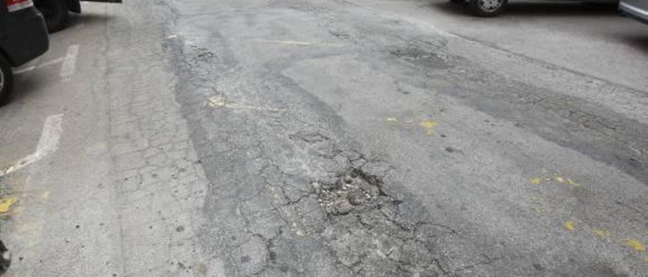 Más calles en Gandia con  baches y el asfalto  en mal estado