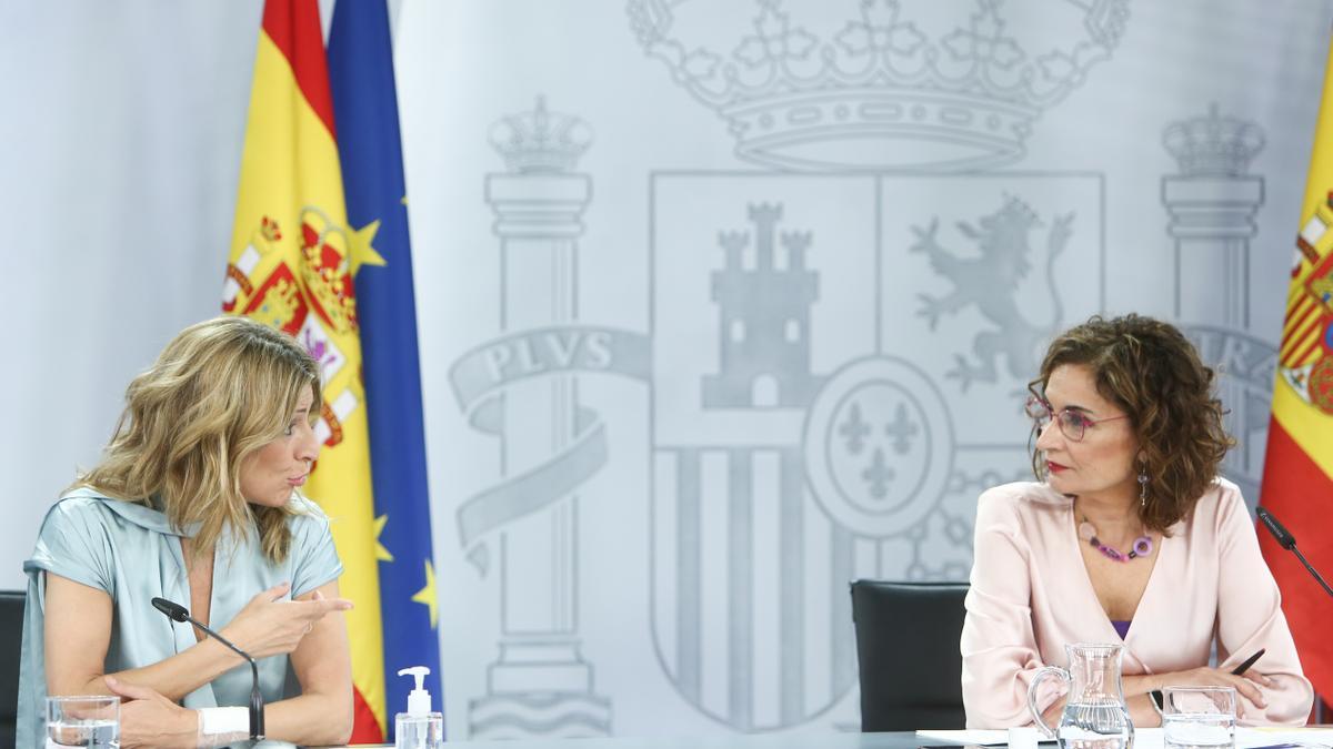 La portavoz del Gobierno, María Jesús Montero, con la vicepresidenta tercera, Yolanda Díaz, este 27 de mayo de 2021 tras el Consejo de Ministros, en la Moncloa.