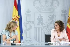 La portavoz del Gobierno, María Jesús Montero, con la vicepresidenta tercera, Yolanda Díaz, este 27 de mayo tras el Consejo de Ministros, en la Moncloa. 