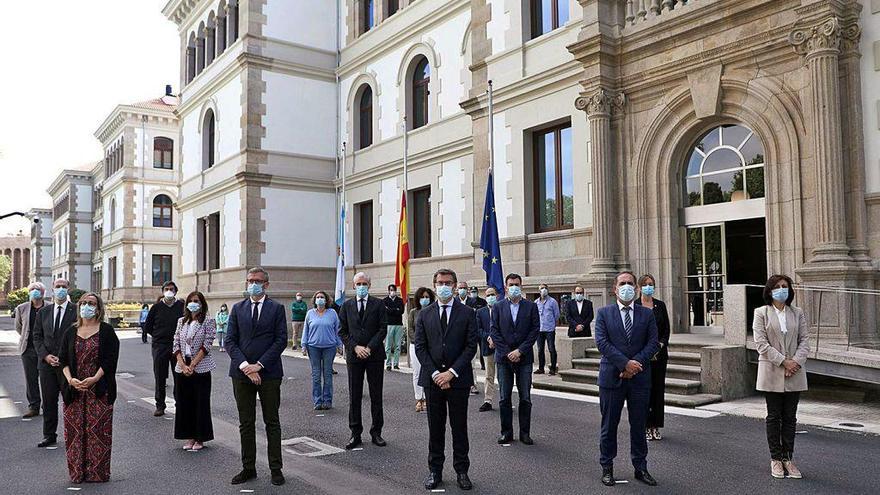 Miembros del Gobierno gallego y funcionarios durante el minuto de silencio de ayer.