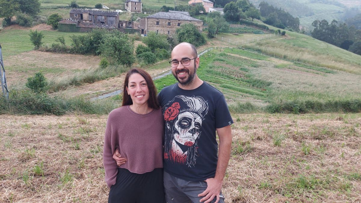 Esther Trillo y José Luis Moreno en la finca de su ecoaldea, a su espalda.