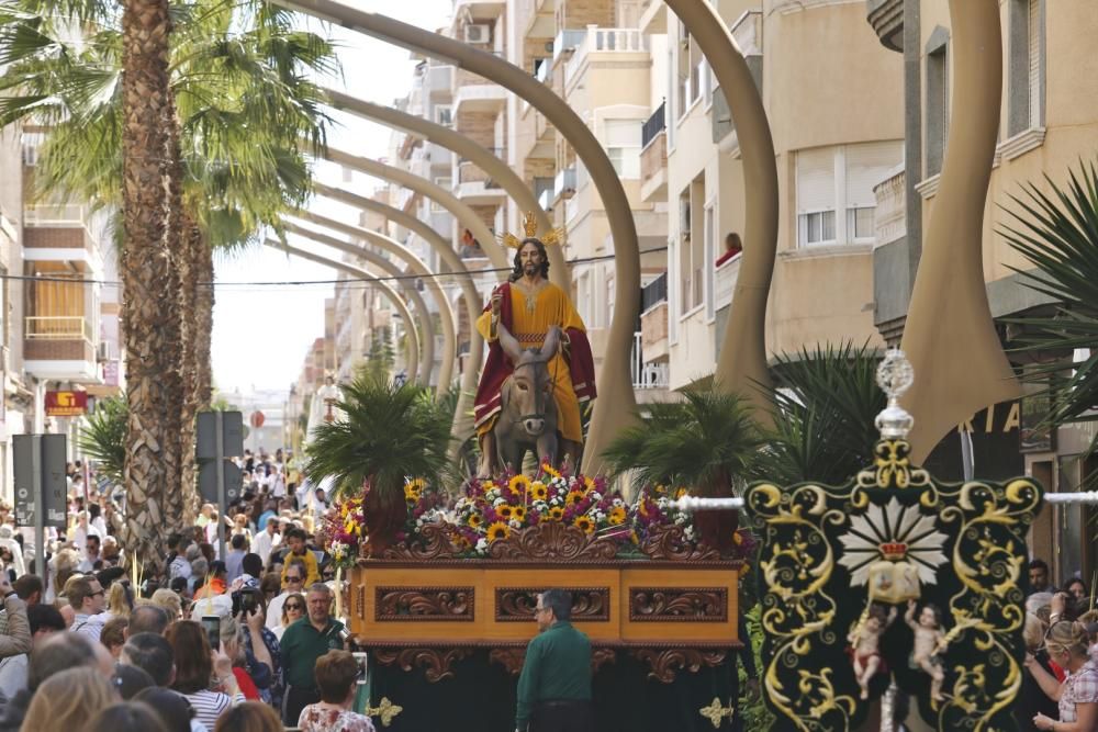 La procesión recorrió el itinerario entre la iglesia del Sagrado Corazón y la Inmaculada en Torrevieja