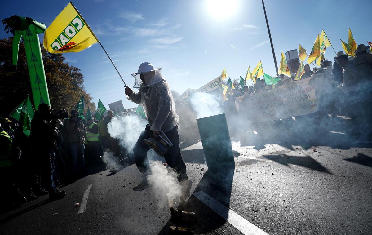 Protesta de agricultores y ganaderos ante el Ministerio de Agricultura, en Atocha, contra el acuerdo de libre comercio de Europa y Mercosur.
